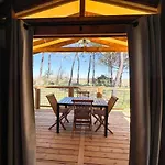 مكان تخييم La Tamarissiere *